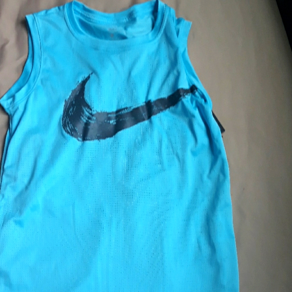 Nike boys shirt size Large